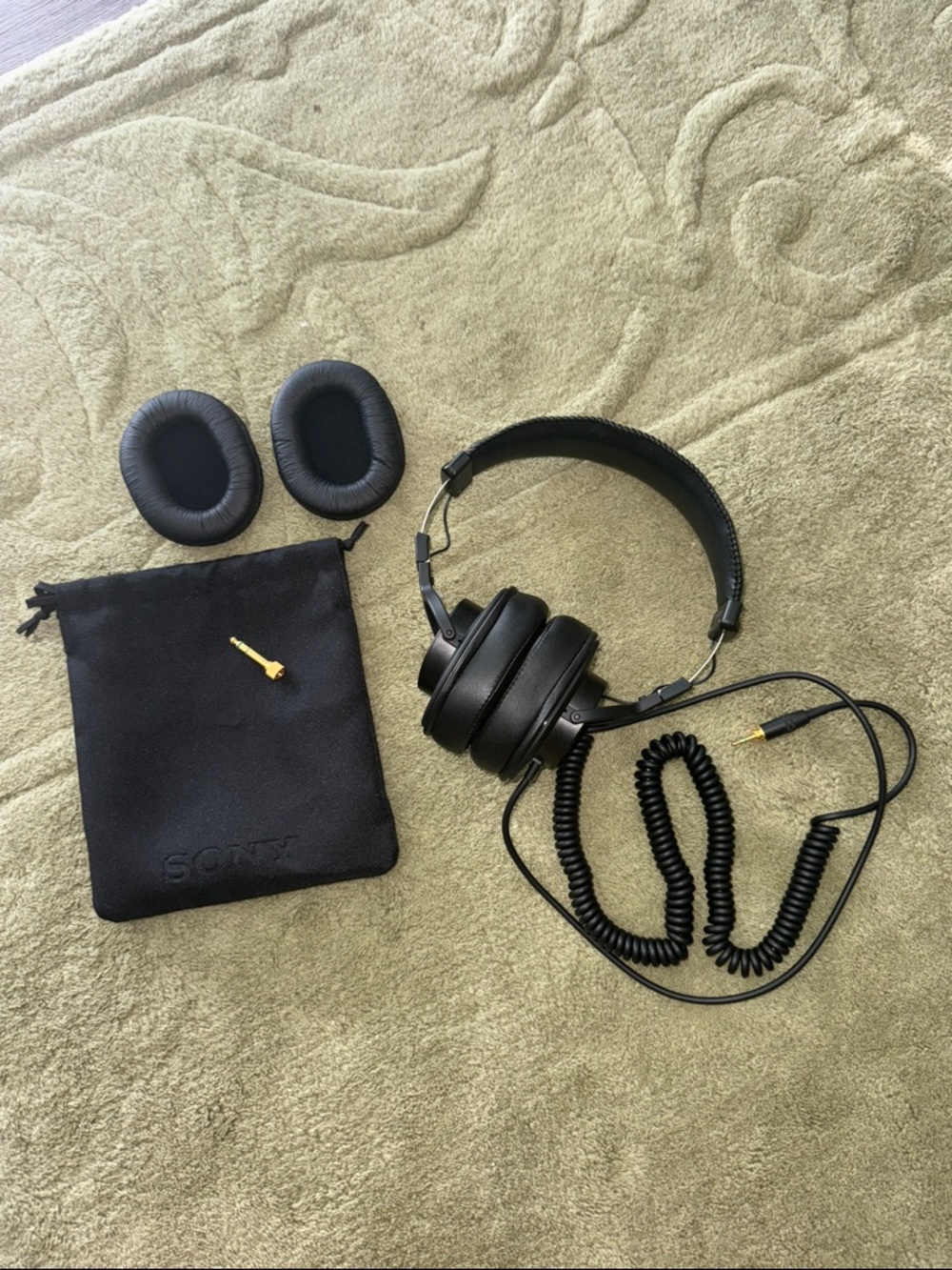 Sony Black Over-Ear Dynamic Stereo Headphones MDR-7506 with Cable and Pouch